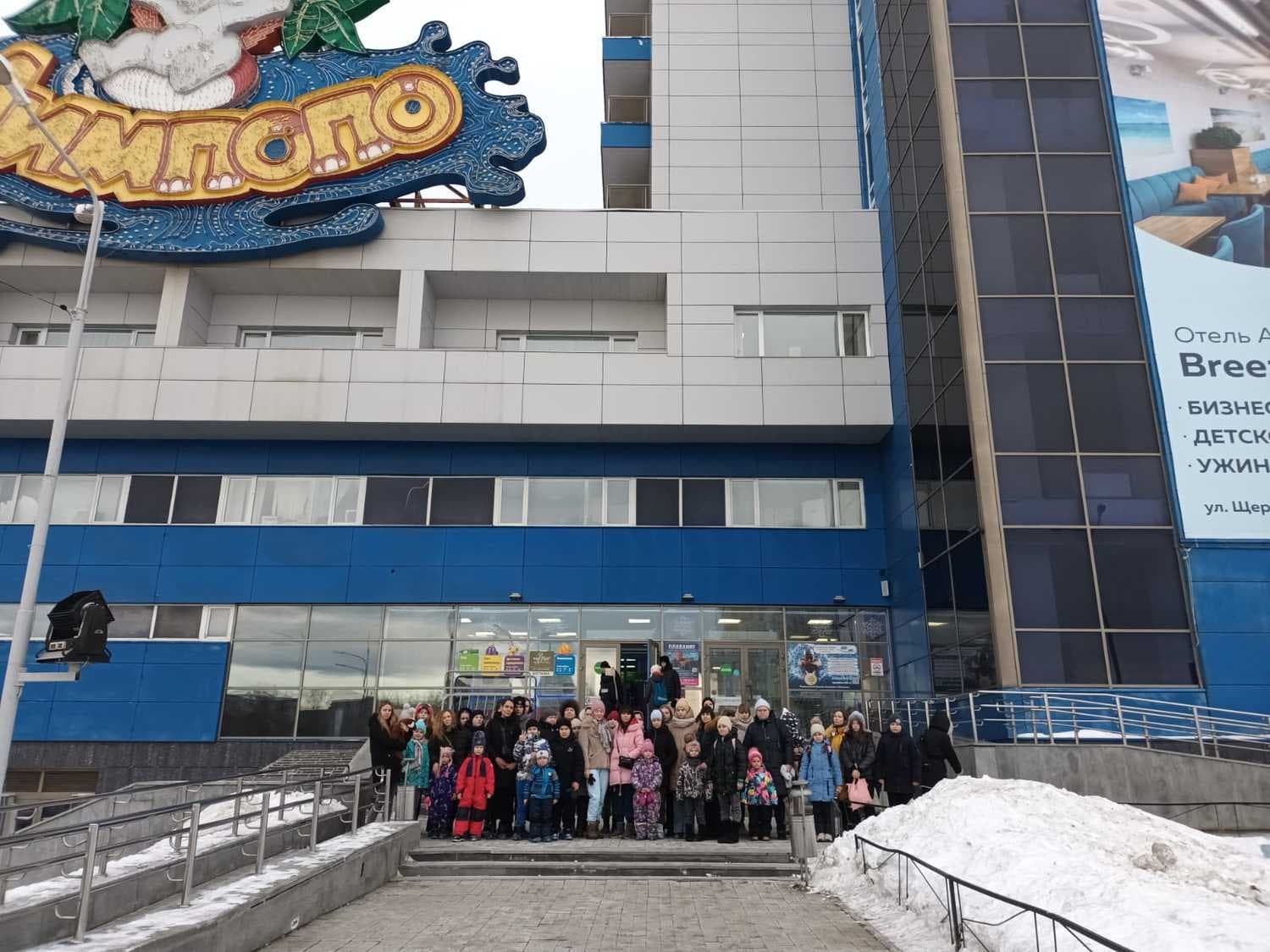 Мэр Арамиля Марина Мишарина свозила детей с мамами мобилизованных в аквапарк