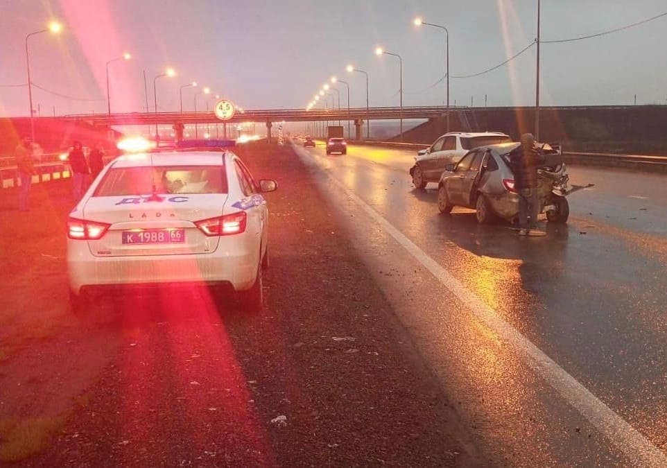 Не уступил — попал в больницу: под Екатеринбургом «Лада» столкнулась с «Мерседесом»