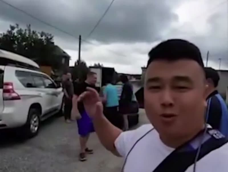 Китайца с водкой выгнали из уральской деревни за ролики, которые он снимает