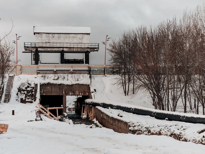 В Сысерти продолжается капитальный ремонт плотины: работы ведутся даже в морозы