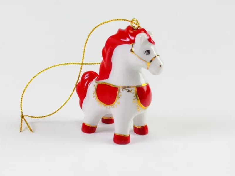 Фарфоровый символ года разлетелся по стране: лошадок из Сысерти раскупили за считанные недели