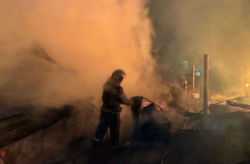 Ночной пожар в Арамиле уничтожил дом, баню и автомобиль