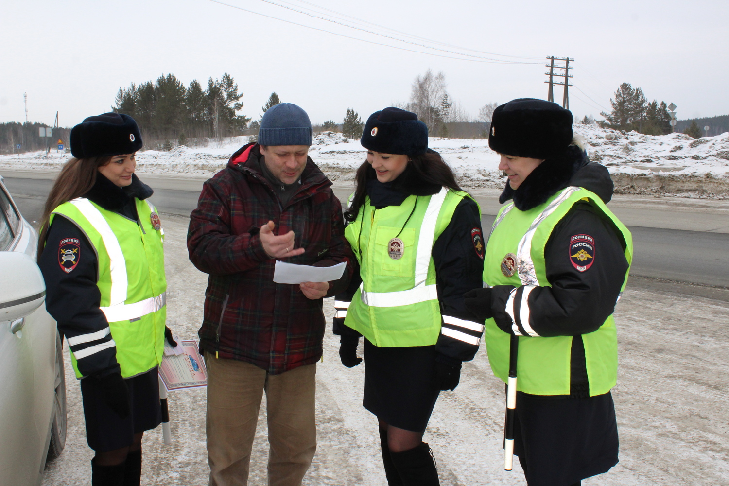 «Оживили и взбодрили»: сотрудницы ГИБДД поздравили водителей-мужчин с наступающим праздником на посту у поворота на Сысерть и Арамиль