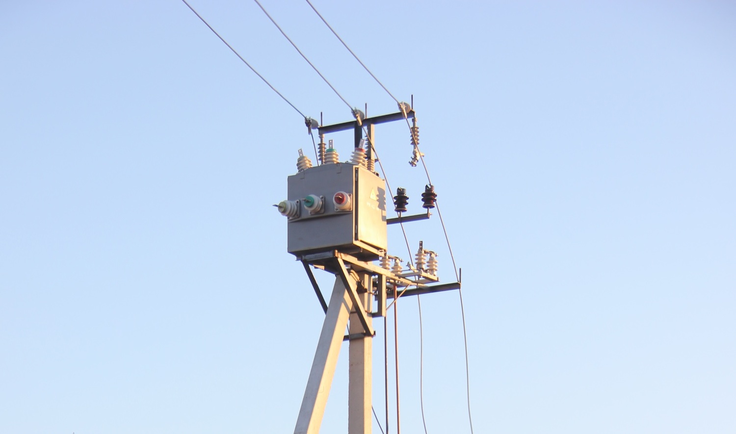 Специалисты МЧС заявили: арамильцы, оставшиеся накануне без света, должны быть благодарны энергетикам, что те вернули им электроснабжение Специалисты МЧС заявили: арамильцы, оставшиеся накануне без света, должны быть благодарны энергетикам, что те вернули им электроснабжение