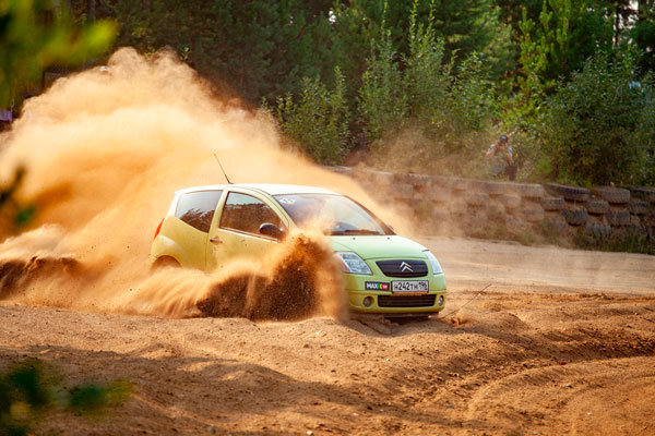 «Без серьезных поломок и вылетов». На гоночной трассе в Арамиле полсотни пилотов «выясняли отношения» в формате дуэли