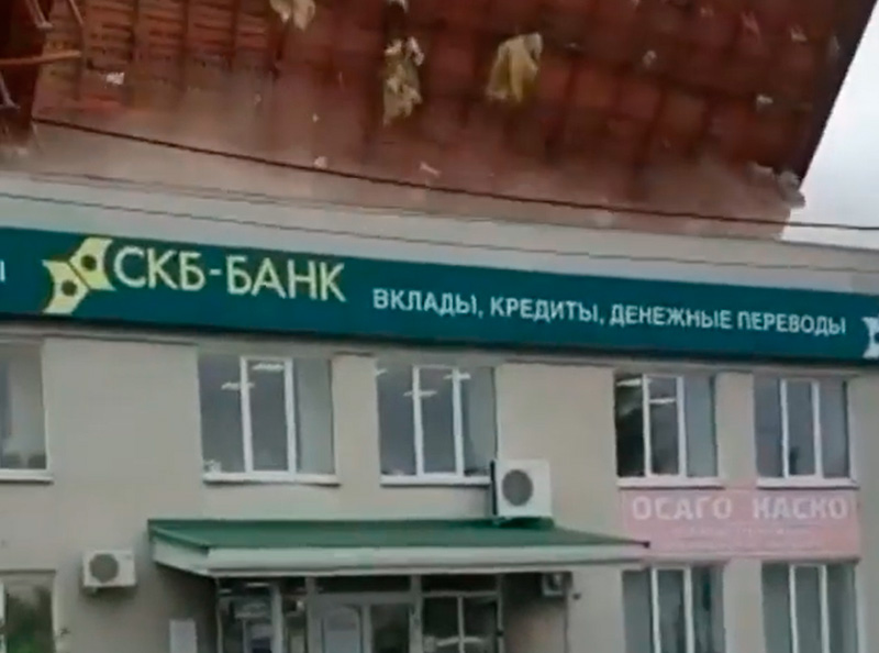 Шел переставить машину из-под дерева. Во время урагана на мужчину в Арамиле рухнула крыша здания. Медики скорой констатировали смерть. ВИДЕО