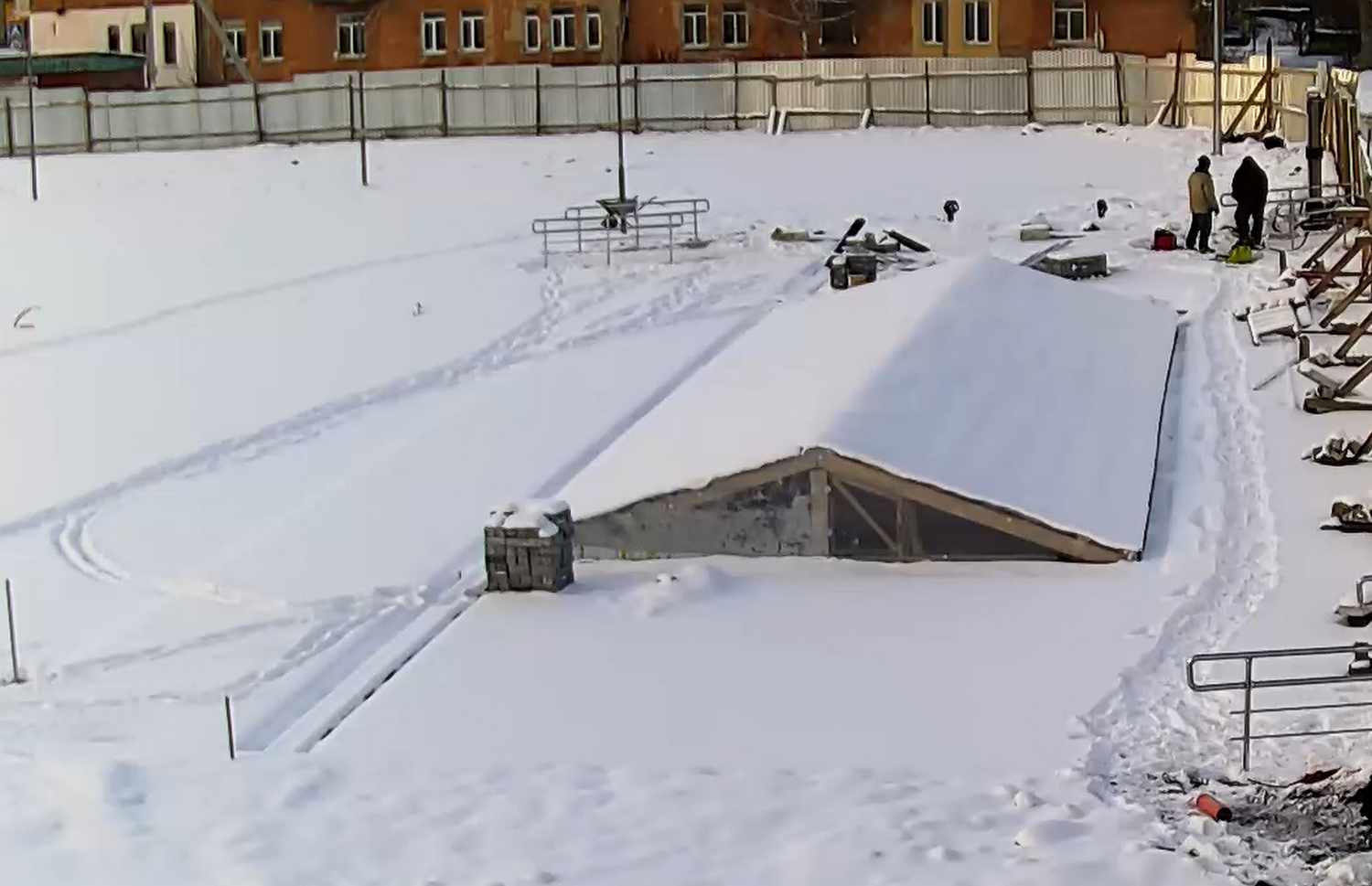 Депутаты каждый месяц ездят к площади у арамильского ДК и следят за тем, как идут работы по благоустройству и освоению бюджетных миллионов