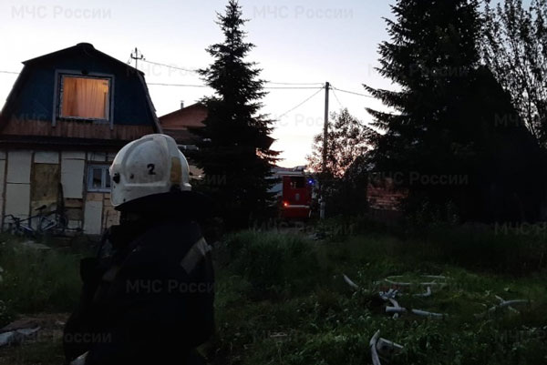 Ночью в поселке под Сысертью сгорела баня