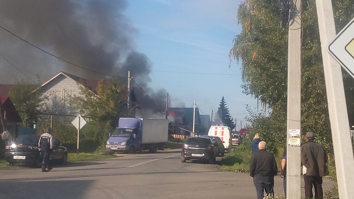 «Началась стрельба из шифера, потом увидел, что едут пожарные». Возгорание в частном секторе Арамиля недалеко от центра города «Началась стрельба из шифера, потом увидел, что едут пожарные». Возгорание в частном секторе Арамиля недалеко от центра города