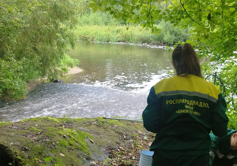В реку Арамилка слили стоки: Росприроднадзор выявил нарушение у ЖД станции Седельниково | В Уральском регионе выявлен незаконный сброс сточных вод в реку Арамилка