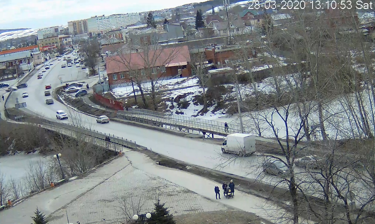 Ходят, ездят и чихать хотели. Первый день карантина в Арамиле — через городские web-камеры: семьи с детьми просьбе Владимира Путина не вняли