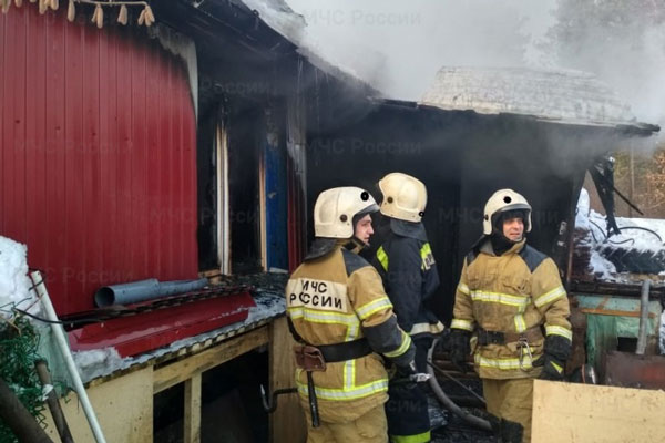 Накануне в Арамиле сгорел частный жилой дом Накануне в Арамиле сгорел частный жилой дом