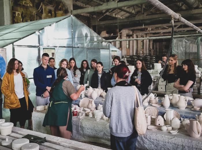 Студенты раскрыли секреты Сысертского фарфорового завода: на предприятии прошла экскурсия | На Сысертском фарфоровом заводе состоялась экскурсия для студентов