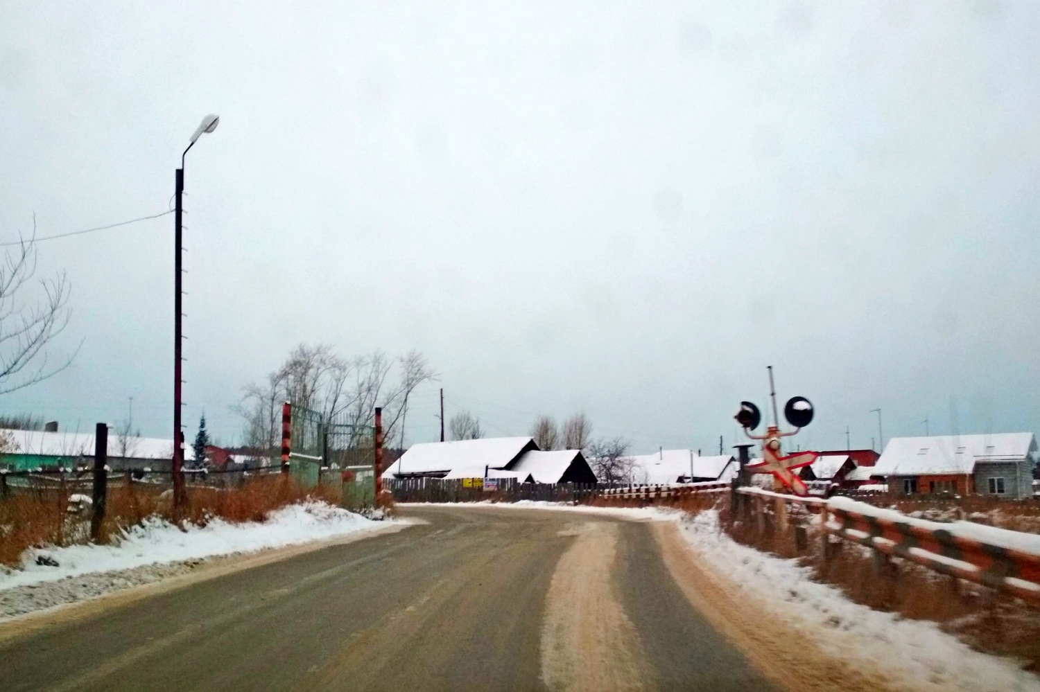 Не пора ли взяться? Железнодорожный переезд, который много лет не эксплуатируется в арамильском поселке, портит имидж бизнеса и власти Не пора ли взяться? Железнодорожный переезд, который много лет не эксплуатируется в арамильском поселке, портит имидж бизнеса и власти