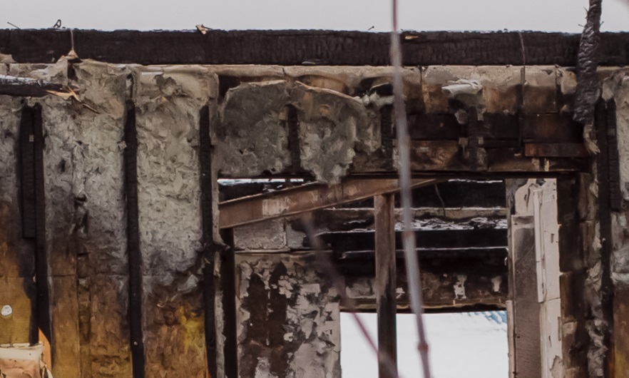 Конец сезона: в арамильском поселке Светлом сгорел садовый дом — тушить примчались семь спасателей и боролись с огнем больше двух часов! Конец сезона: в арамильском поселке Светлом сгорел садовый дом — тушить примчались семь спасателей и боролись с огнем больше двух часов!