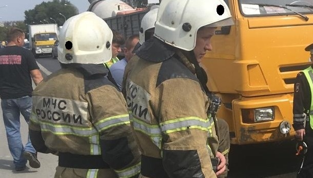 Накануне в Арамиле столкнулись легковушка и грузовик. Есть пострадавшие Накануне в Арамиле столкнулись легковушка и грузовик. Есть пострадавшие