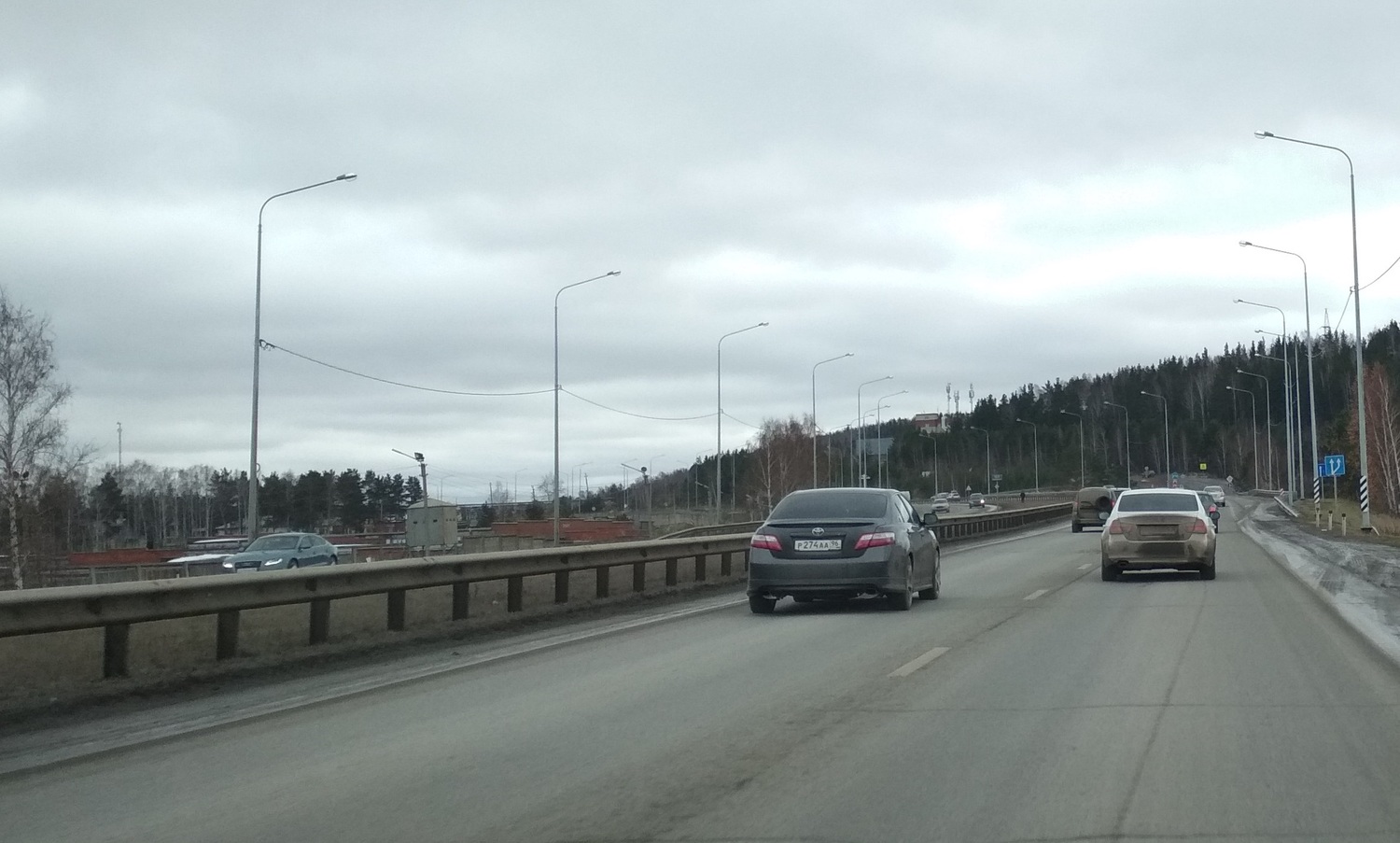 «Ограничения продлятся до осени». На Челябинском тракте из-за ремонта моста через реку Арамилку дорожники вводят реверсивное движение