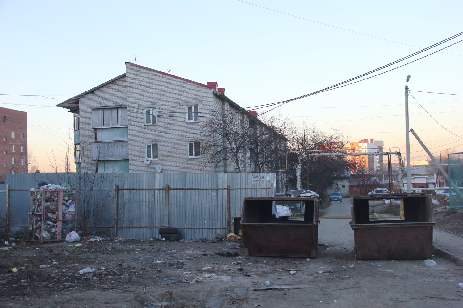 Жуткая мусорная площадка на ул. Новой в Арамиле едва ли не весь двор превратила в помойку. Но всех все устраивает!