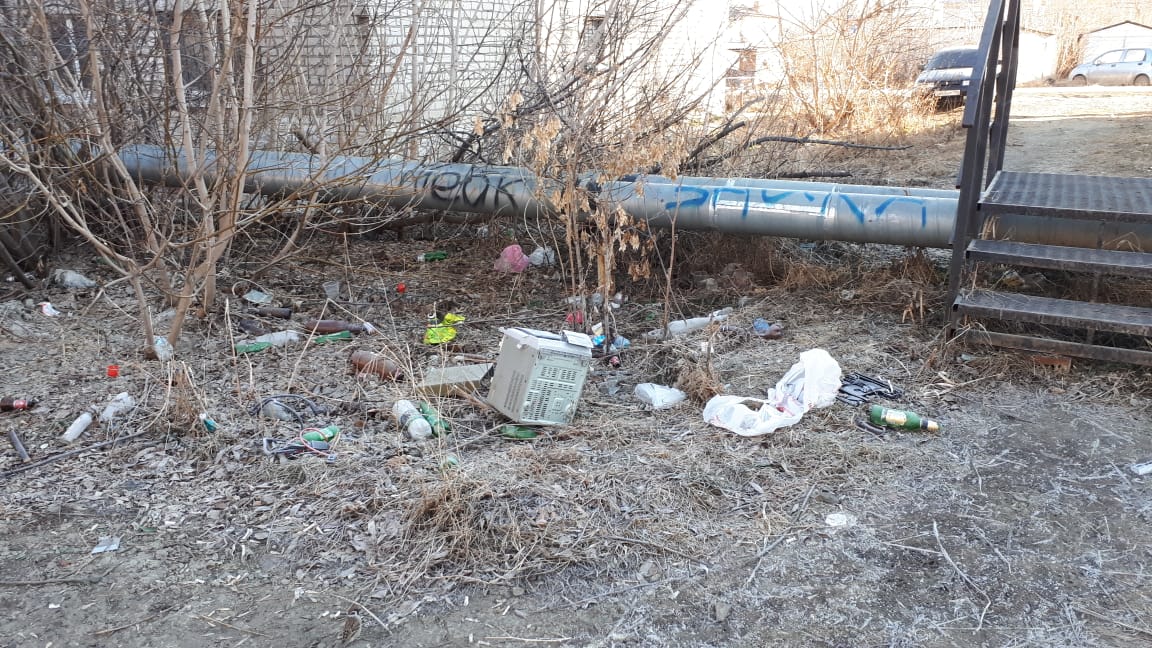 «Можно ведь убрать и у садиков». Помойка на улице Горбачева в Арамиле – прохожие возмущаются, а жителям… дела нет? «Можно ведь убрать и у садиков». Помойка на улице Горбачева в Арамиле – прохожие возмущаются, а жителям… дела нет?