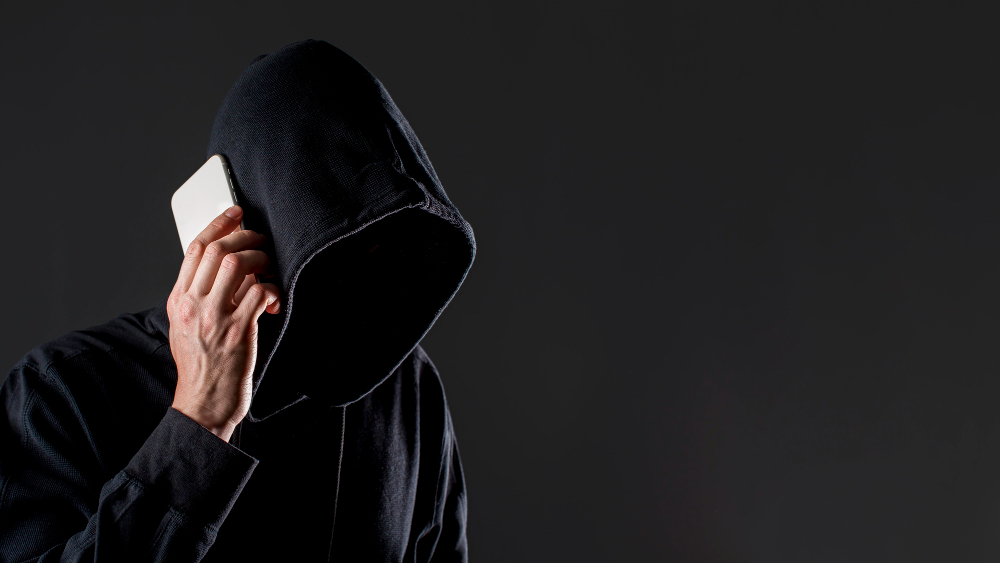 У охранника из Арамиля мошенники выманили более 1,7 миллиона рублей