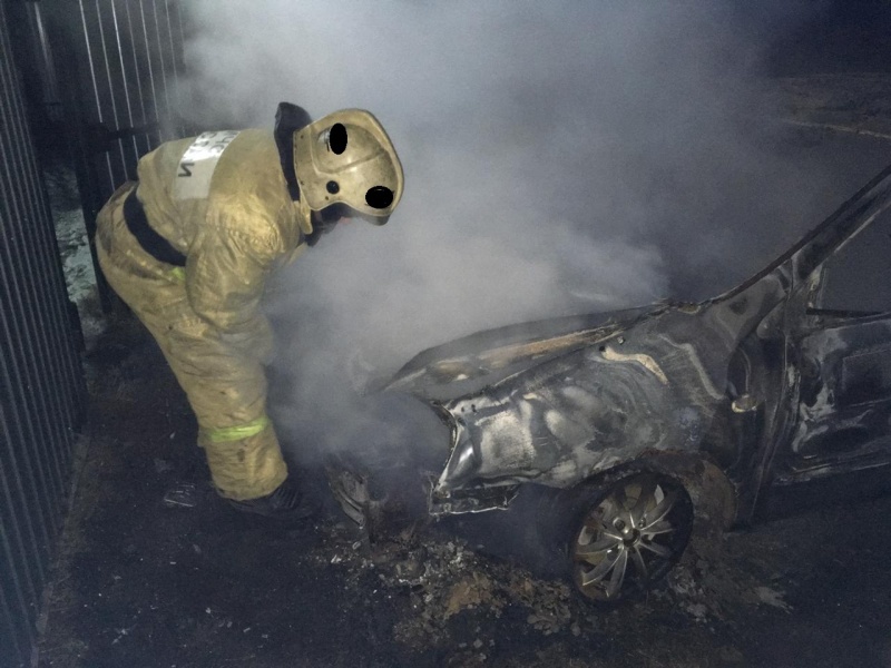 Ночью в Арамиле сгорела иномарка