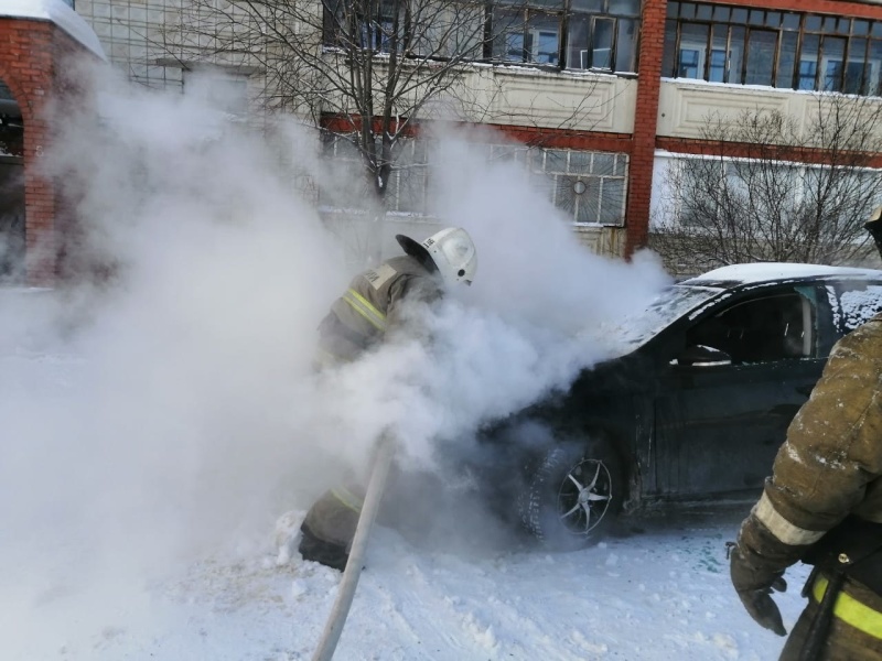 Субботним вечером в Арамиле сгорела легковушка Субботним вечером в Арамиле сгорела легковушка