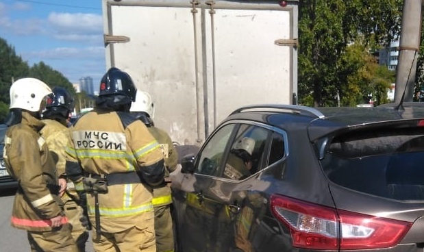 На улице Пролетарской в Арамиле расхлестались «BMW», «SsangYong» и «Škoda» - в ДТП в час-пик пострадал человек На улице Пролетарской в Арамиле расхлестались «BMW», «SsangYong» и «Škoda» - в ДТП в час-пик пострадал человек