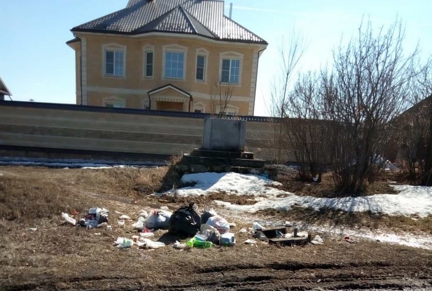 В Арамиле из снега оттаял весь мусор, которым заваливали себя горожане осенью и зимой. «Смотреть противно, насколько наши люди — свиньи...» В Арамиле из снега оттаял весь мусор, которым заваливали себя горожане осенью и зимой. «Смотреть противно, насколько наши люди — свиньи...»