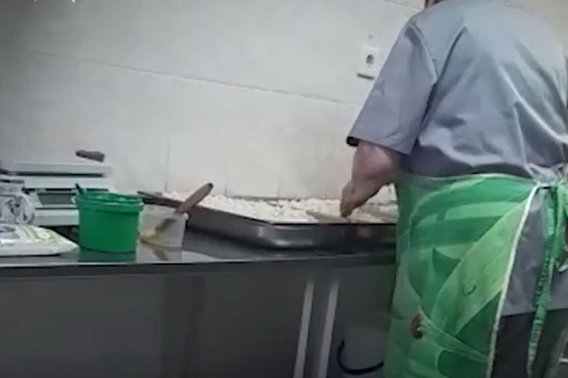 В детском саду Арамиля родители пожаловались на повара, мешавшего макароны руками В детском саду Арамиля родители пожаловались на повара, мешавшего макароны руками