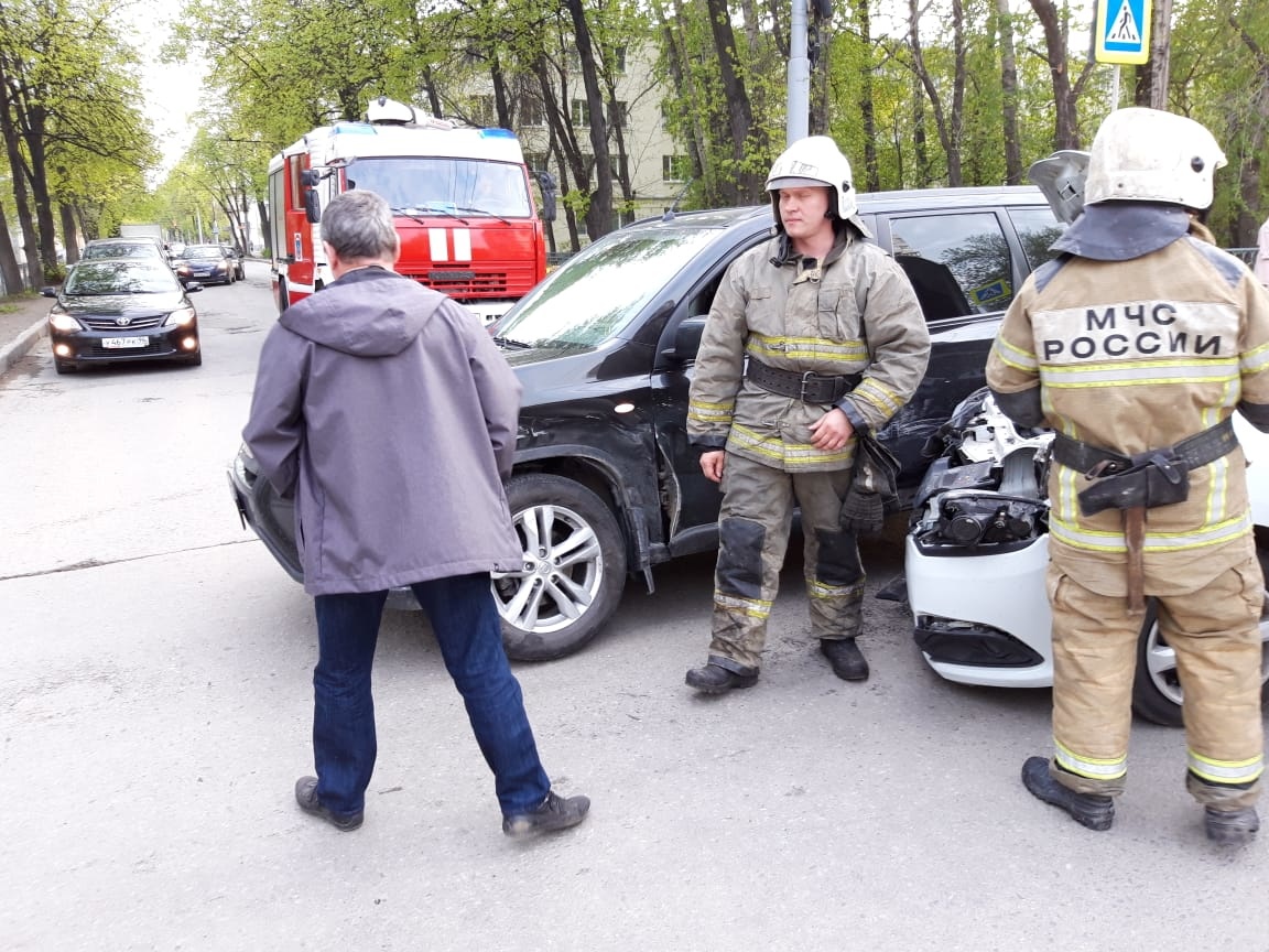 В столкновении двух легковушек на трассе «Арамиль — Андреевка» пострадал человек. На место прибыл пожарно-спасательный наряд... В столкновении двух легковушек на трассе «Арамиль — Андреевка» пострадал человек. На место прибыл пожарно-спасательный наряд...