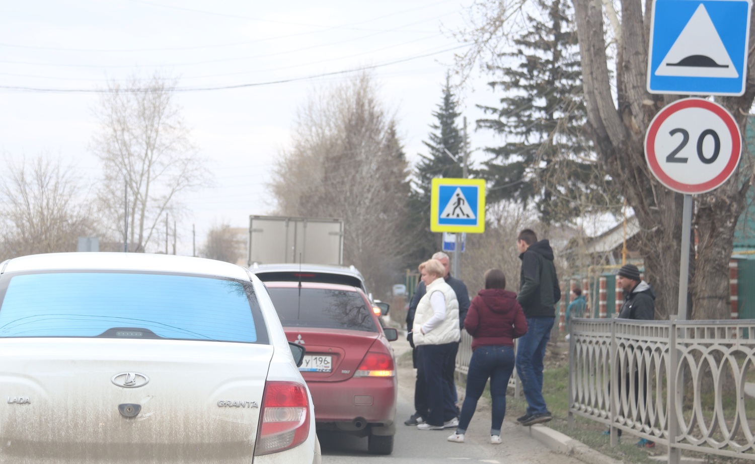 Из-за классического «поцелуя» легковушки и паркетника у пешеходного перехода на улице Рабочей в Арамиле в час-пик образовался затор