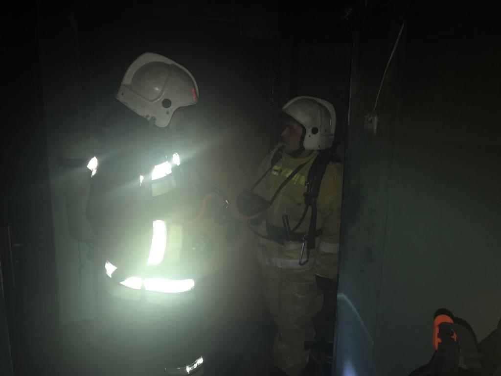 Ночной пожар: в квартире дома по улице Ленина в Арамиле произошло возгорание. В МЧС говорят, на трех «квадратах» повреждены хозяйские вещи Ночной пожар: в квартире дома по улице Ленина в Арамиле произошло возгорание. В МЧС говорят, на трех «квадратах» повреждены хозяйские вещи