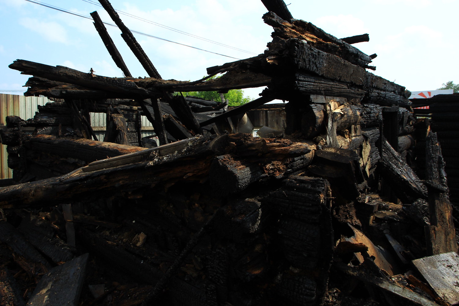 В частном жилом доме по ул. Мичурина в Арамиле днем начался пожар — выгорел чердак на десяти квадратных метрах В частном жилом доме по ул. Мичурина в Арамиле днем начался пожар — выгорел чердак на десяти квадратных метрах
