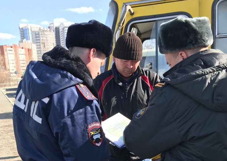 Шерстят автобусы: госавтоинспекторы проверяют, как и на чем возят арамильцев и жителей Сысерти. Контролируют в том числе и скрыто