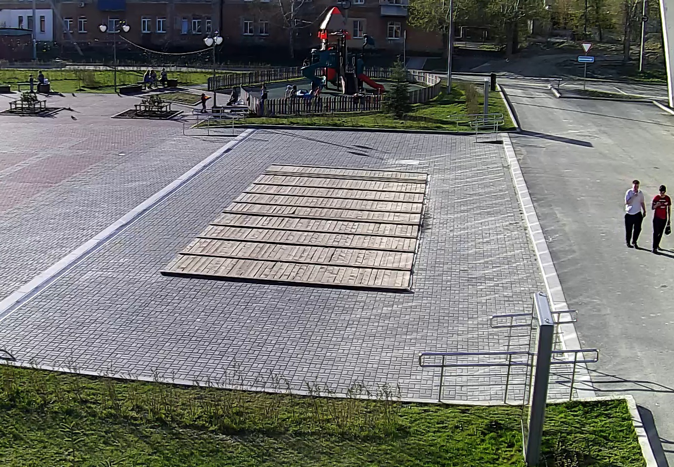 Арамильцы начхали на самоизоляцию — за окном по-летнему тепло и жители буквально высыпали на улицы: в центр, во дворы, к городскому ДК...