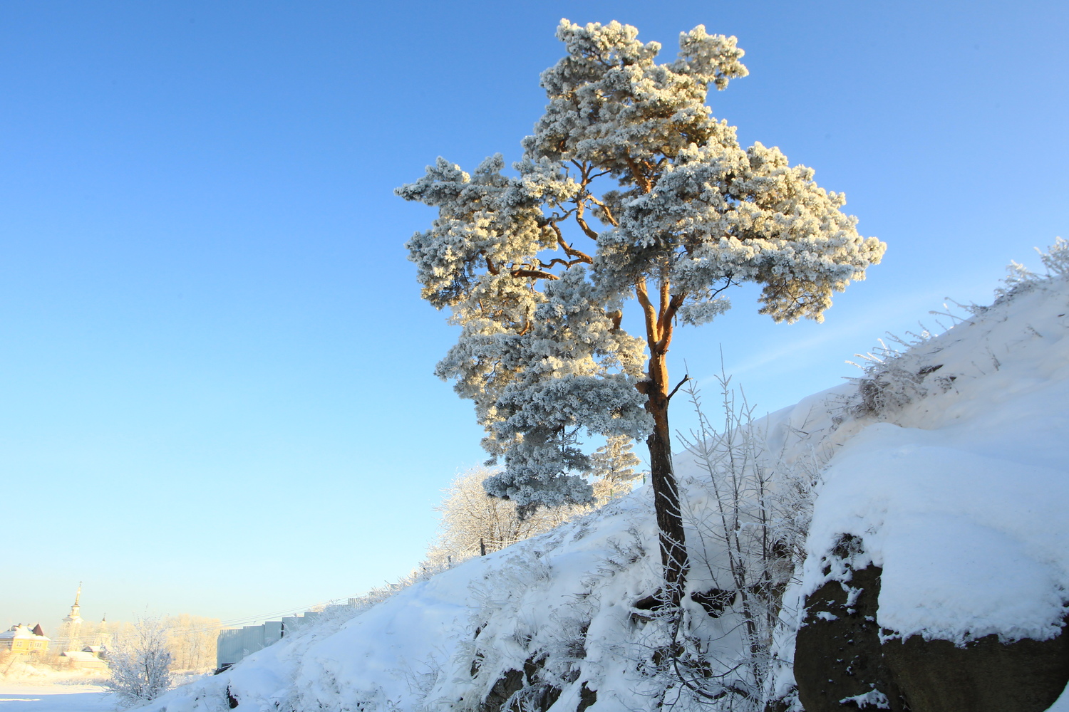 Арамиль переживает первые морозы нового сезона. Во вторник было -22, а ощущалось куда холоднее. Заиндевелый город — в привычном ритме
