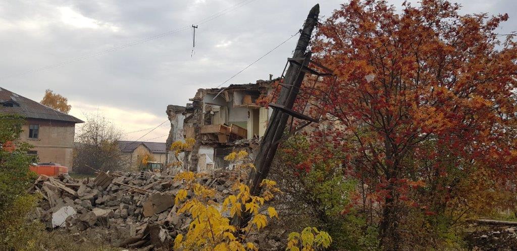 «Над моей квартирой рухнуло слуховое окно». Жильцов бараков по ул. Рабочей в Арамиле начали расселять. Новоселье отметили уже 152 человека! «Над моей квартирой рухнуло слуховое окно». Жильцов бараков по ул. Рабочей в Арамиле начали расселять. Новоселье отметили уже 152 человека!