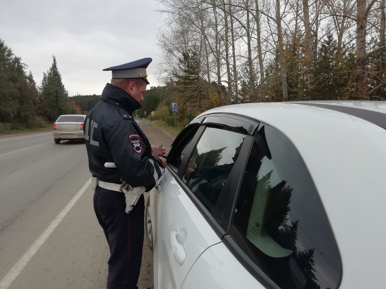 Утром инспекторы ГИБДД тормознули на трассах у Сысерти и Арамиля пару сотен машин — проверяли трезвость, штрафы, тонировку, наличие прав... Утром инспекторы ГИБДД тормознули на трассах у Сысерти и Арамиля пару сотен машин — проверяли трезвость, штрафы, тонировку, наличие прав...