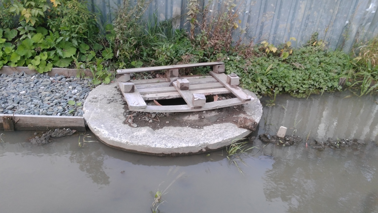 «Все припорошит и недалеко до беды». В День знаний арамильцы взволнованы обилием открытых колодцев на городских улицах «Все припорошит и недалеко до беды». В День знаний арамильцы взволнованы обилием открытых колодцев на городских улицах