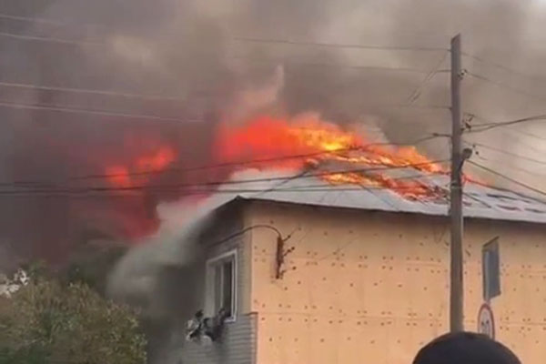 Из-за лесных пожаров в Арамиле загорелся многоквартирный дом Из-за лесных пожаров в Арамиле загорелся многоквартирный дом