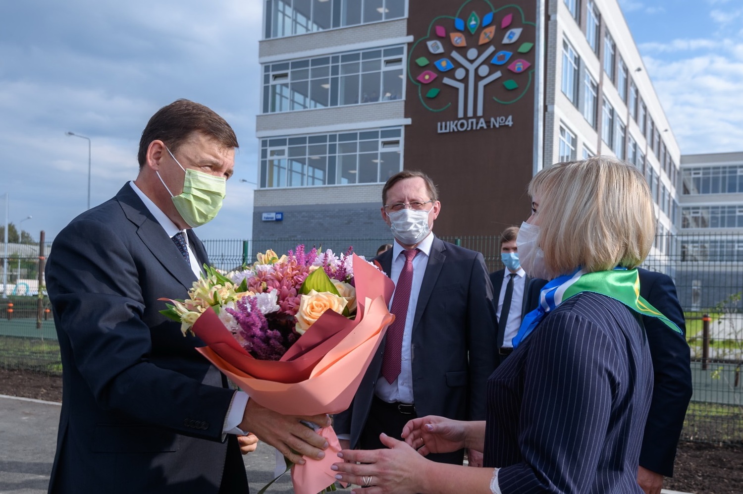 Губернатор в Арамиле открывал новую школу, заявляя, что сдержал слово, а потом пришел на урок к одиннадцатиклассникам. Что он им советовал? Губернатор в Арамиле открывал новую школу, заявляя, что сдержал слово, а потом пришел на урок к одиннадцатиклассникам. Что он им советовал?