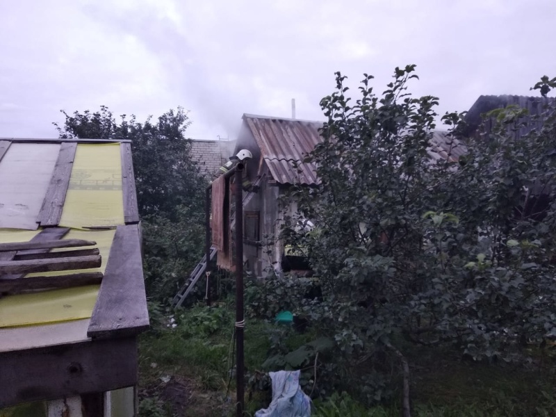 Накануне в Сысерти сгорели баня и хозпостройки