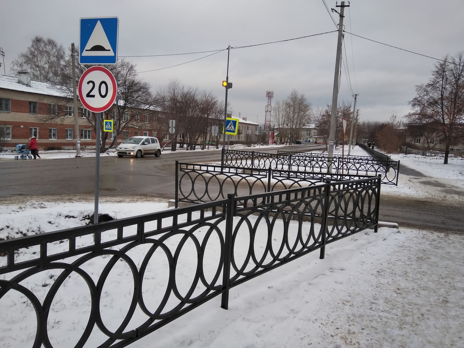 И смех, и грех. Весь Арамиль между дорогами и тротуарами заставили красивыми заборами. Только это никого не спасет — они пластиковые!