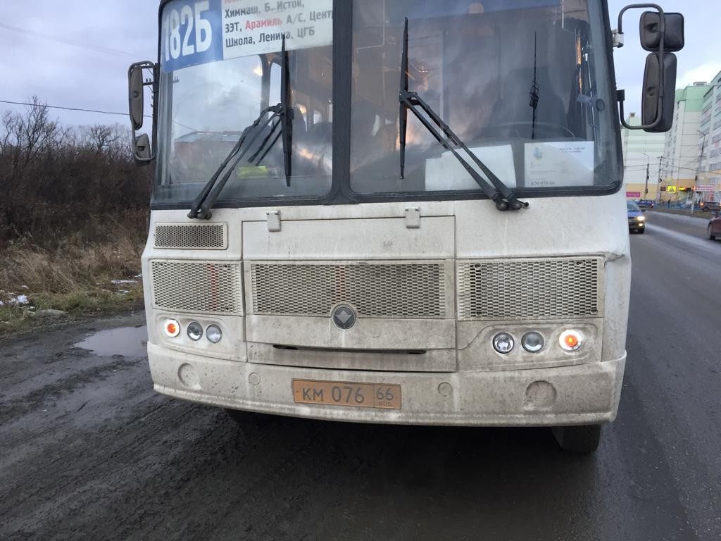 Сотрудники ГИБДД прямо в центре Арамиля остановили автобус 182Б, двигавшийся из Екатеринбурга, и тут же нашли серьезное нарушение Сотрудники ГИБДД прямо в центре Арамиля остановили автобус 182Б, двигавшийся из Екатеринбурга, и тут же нашли серьезное нарушение