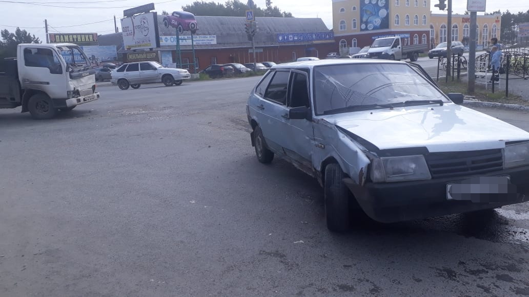 На выезде из Арамиля в сторону аэропорта «Кольцово» молодой человек на ВАЗе не уступил дорогу Ниссану — водитель иномарки получил травмы На выезде из Арамиля в сторону аэропорта «Кольцово» молодой человек на ВАЗе не уступил дорогу Ниссану — водитель иномарки получил травмы