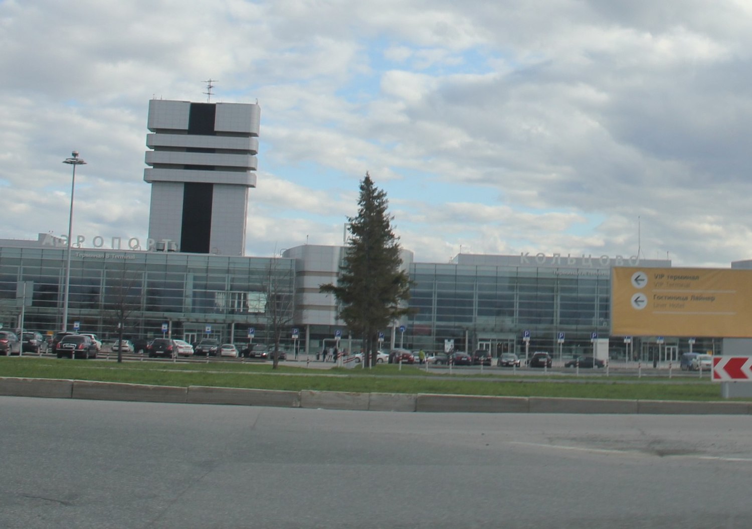 Екатеринбургские таксисты, подвозящие пассажиров в аэропорт «Кольцово», вынуждены будут ехать в Арамиль за клиентами, чтобы скоротать час