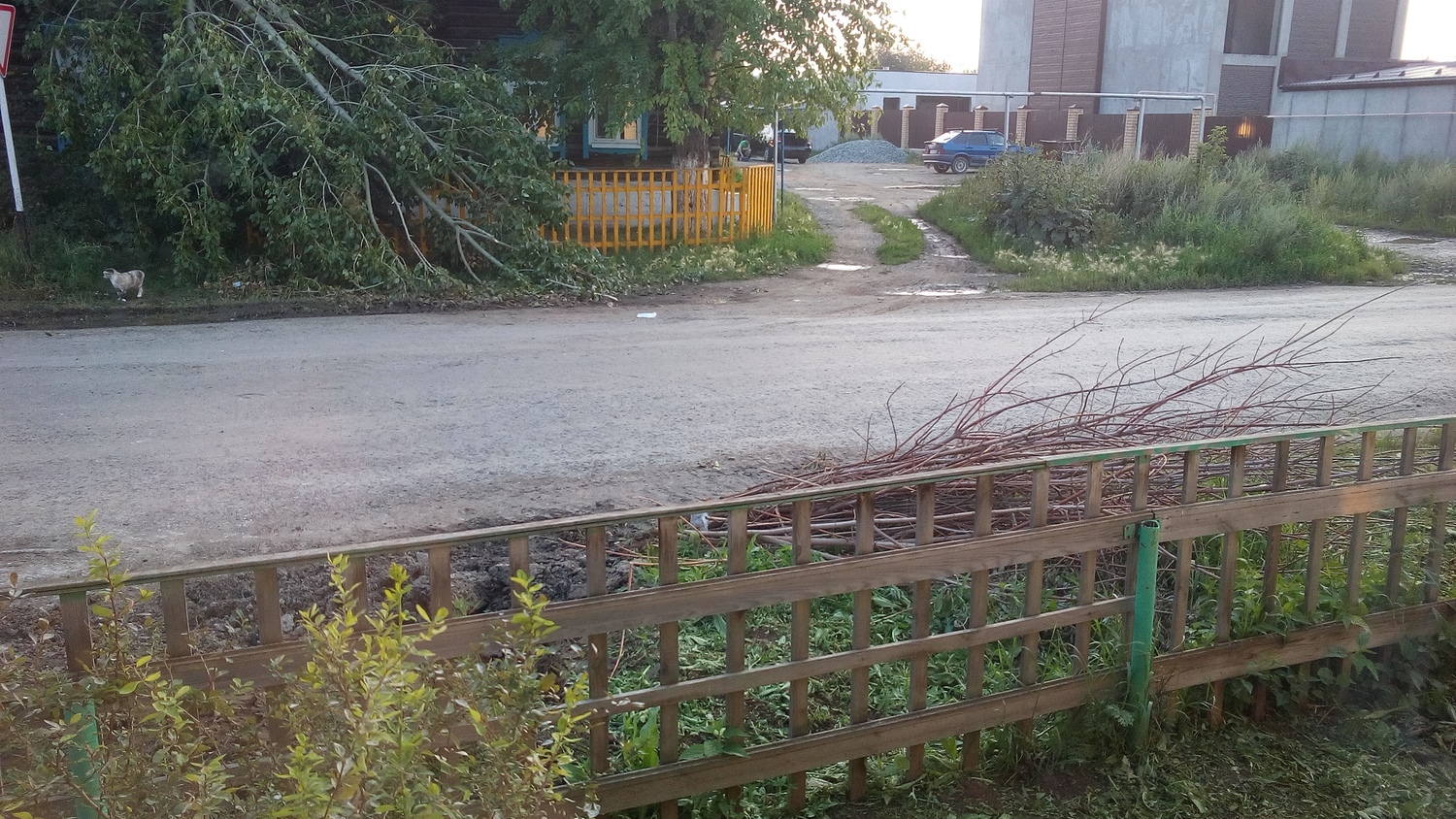 Дети в Арамиле играют… на части тополя, обломившемся при сильном ветре. Местный житель: «А если дерево упадет и придавит кого-нибудь?» Дети в Арамиле играют… на части тополя, обломившемся при сильном ветре. Местный житель: «А если дерево упадет и придавит кого-нибудь?»