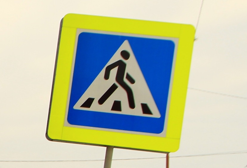 Снова женщина за рулем, снова загородная трасса и снова ДТП — водитель сбила мужчину, который переходил дорогу не там, где надо