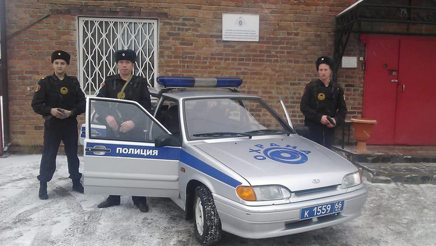 Поругавшись с соседями, пьяный мужчина в Арамиле взял в руки ружье «Вепрь» и выстрелил по припаркованным автомобилям — его вскоре задержали