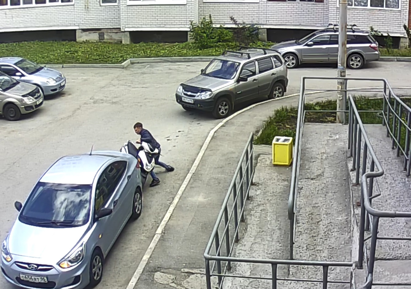 Подъехал, начал парковаться, но что-то пошло не так. Трусость победила чувство ответственности — юноша скрылся с места ДТП в Арамиле Подъехал, начал парковаться, но что-то пошло не так. Трусость победила чувство ответственности — юноша скрылся с места ДТП в Арамиле